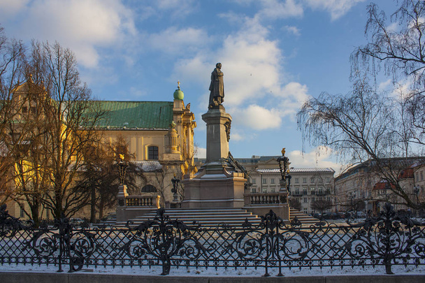 Varsó, Lengyelország - 2018. február 24.: Emlékmű a költő Adam Mickiewicz Varsóban - Fotó, kép