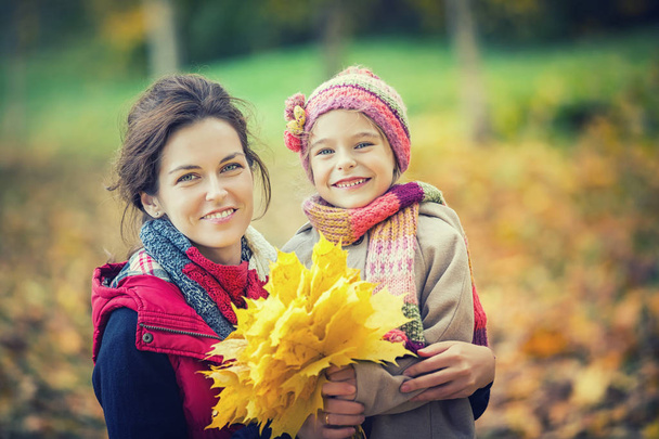 Mother and daughter in the autumn park - Foto, Bild