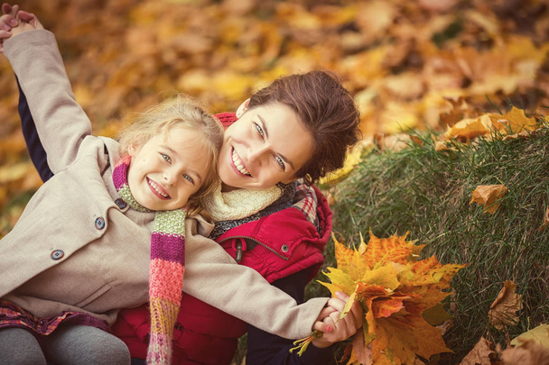 Mother and daughter in the autumn park - Foto, Bild