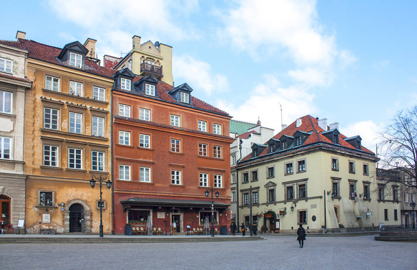 Варшава, Польша - 24 февраля 2018 года: Красочные дома на Замковой площади в Старом городе Варшавы
 - Фото, изображение