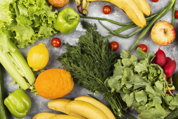 Erilaisia terveellistä ruokaa harmaalla pohjalla. Huippunäkymä. Elintarvikkeiden tausta
 - Valokuva, kuva