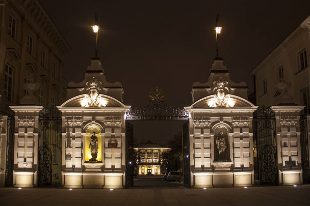 Варшава - 24 лютого 2018: Головні ворота до університету Варшави дизайн Стефан Szyller в необароковому стилі на ніч у Варшаві, Польща  - Фото, зображення
