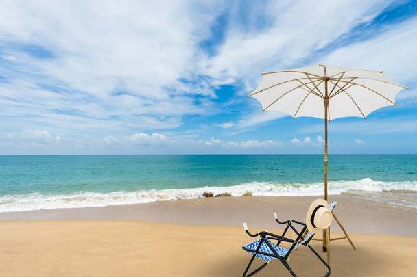 Fehér napernyő trópusi tengerparton nyáron strand szék. Nyaralás és utazás koncepció. - Fotó, kép