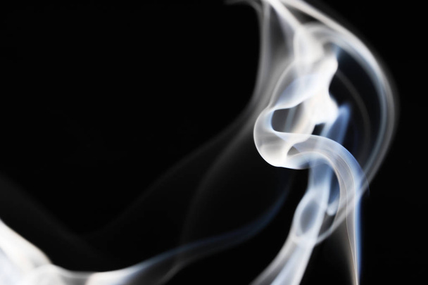 абстрактний дим на чорному фоні
 - Фото, зображення
