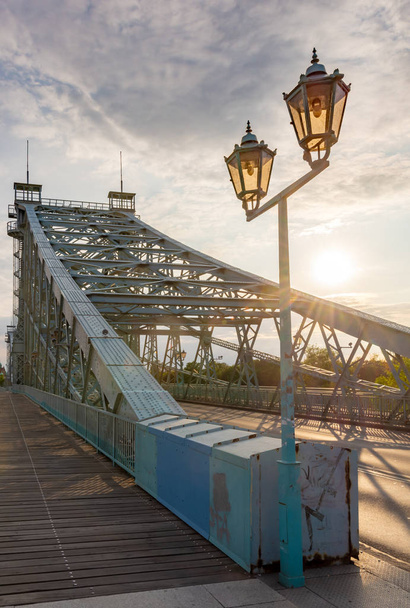 Puente histórico llamado Blue Wonder a través del río Elba en Dresde (Alemania
) - Foto, imagen