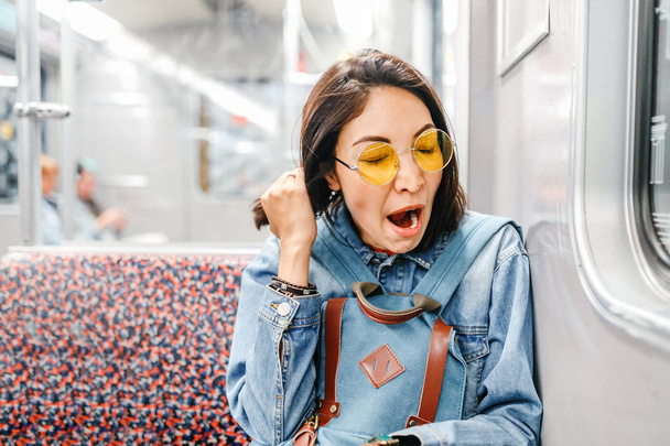сонна жінка позіхає в поїзді або метро, концепція безсоння і безсоння
 - Фото, зображення
