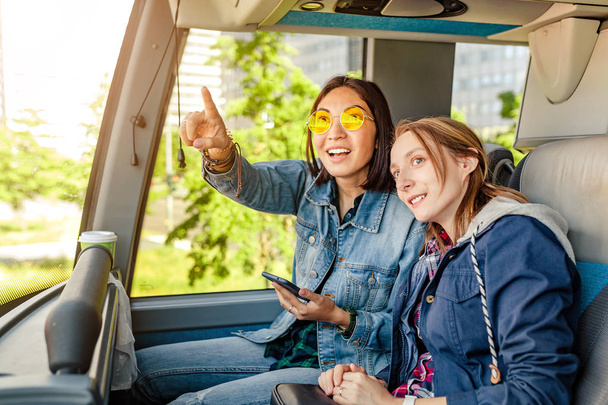 İki kız Avrupa, ulaşım, seyahat ve tatil ve dostluk kavramı içinde otobüsle seyahat - Fotoğraf, Görsel