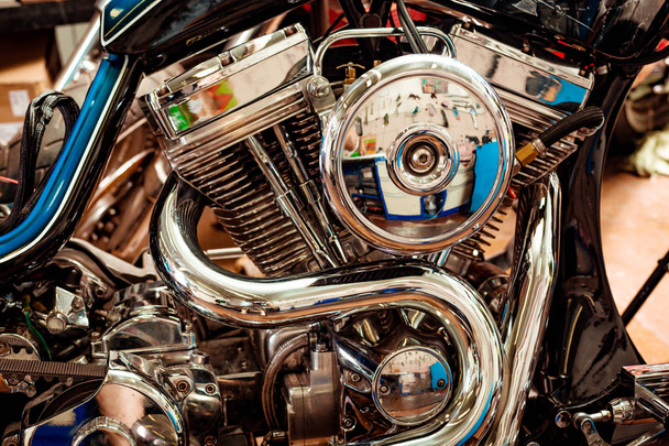 Двигун крупним планом красивий і нестандартний мотоцикл
 - Фото, зображення