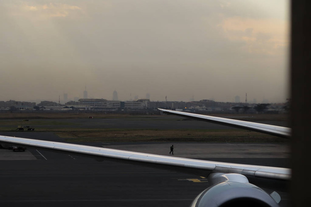 翼とモンバサ、ケニア、アフリカの空港に接地された飛行機のタービン - 写真・画像