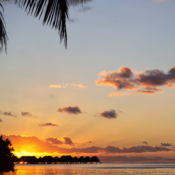 w polynesia bora bora zachód słońca w ośrodku i wybrzeża jak koncepcja Raju i relaks - Zdjęcie, obraz