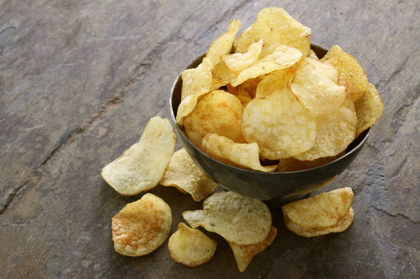 картофельные чипсы в миске
 - Фото, изображение