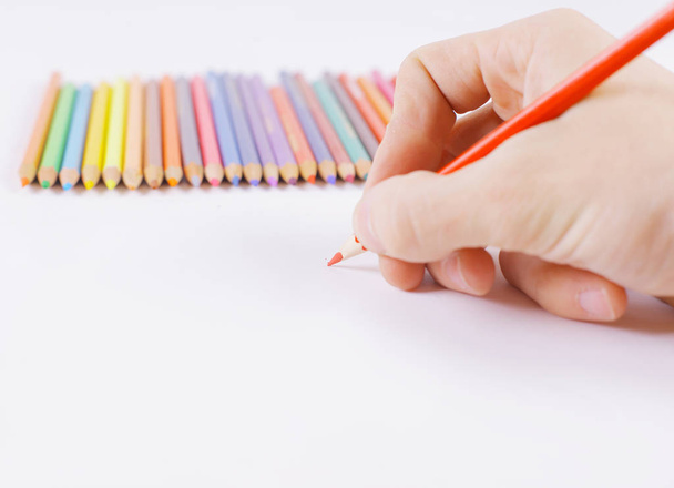 closeup.womans hand draws a red pencil on a white sheet of pap - Zdjęcie, obraz