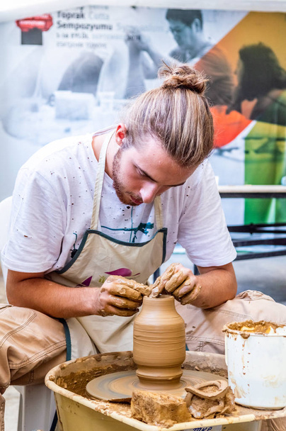 Eskisehir, Turecko - 04 září 2018: Mužský keramiky umělec takže hliněný hrnec na 12 mezinárodní Eskisehir Terra Cotta sympózium - Fotografie, Obrázek