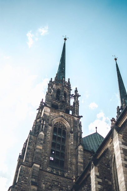 Falak, Cathedral of St. Peter and Paul, Brno, Cseh Köztársaság. Gótikus építészeti elemek - Fotó, kép