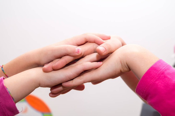 handen die elkaar als een teken van vriendschap raken - Foto, afbeelding