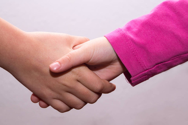 τα χέρια που αγγίζουν κάθε άλλο ως ένδειξη της φιλίας - Φωτογραφία, εικόνα