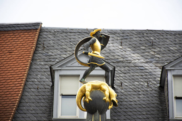 Fonte de São Jorge com uma estátua de São Jorge, o caçador de dragões na cidade de Speyer, na Renânia-Palatinado, Alemanha, Europa
 - Foto, Imagem