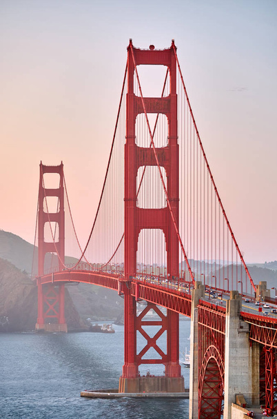 Widok na most Golden Gate z widokiem na Golden Gate o zachodzie słońca, San Francisco, Kalifornia, USA. - Zdjęcie, obraz