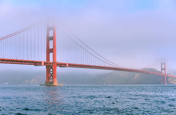 Golden Gate Bridge widok z punktu Fort w rano, San Francisco, California, Stany Zjednoczone Ameryki. - Zdjęcie, obraz