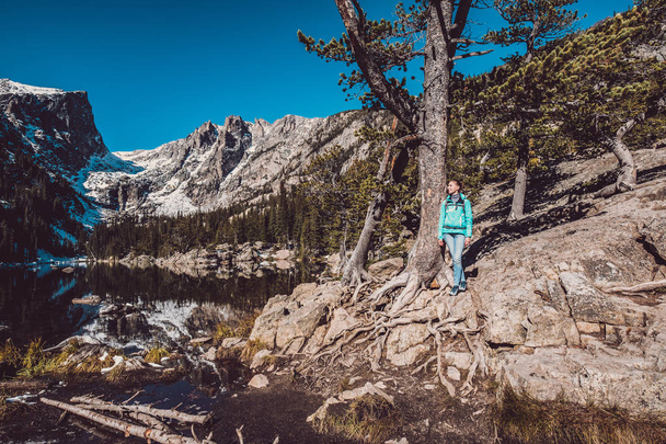 Женщина-туристка около озера Мечта осенью в Национальном парке Скалистых гор. Колорадо, США
.  - Фото, изображение