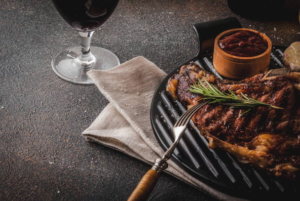 Φρέσκο ψητό κρέας μοσχαρίσιο φιλέτο με με κόκκινο κρασί, βότανα και μπαχαρικά. Το Top view αντίγραφο χώρου σκουριασμένο σκούρο φόντο - Φωτογραφία, εικόνα