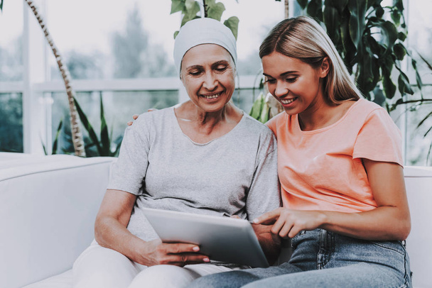 Patient Undergoes Rehabilitation. Cancer Patient on Sofa. Woman with Daughter. Woman Glad See Daughter. Recovering Woman. Remission. Clinic. Cancer Patient. Medical History. Smiling Women. - Foto, imagen