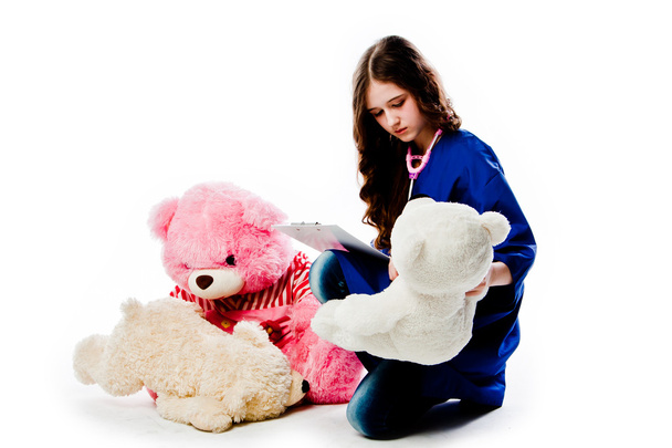Doctor treats a girl teddy bears - Fotoğraf, Görsel