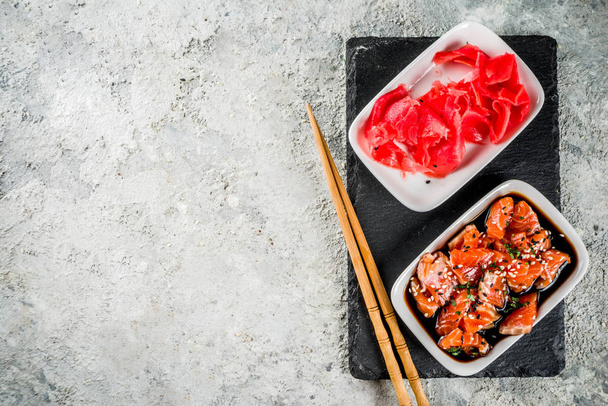 Sashimi de salmão em marinada (Tamari, óleo de gergelim, suco de limão e mel) coberto com sementes de gergelim preto e branco
   - Foto, Imagem