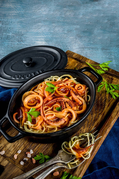 Cocina italiana, Calamari Fra Diavolo, pasta de espaguetis marinara con mariscos, fondo azul claro copiar espacio vista superior
 - Foto, imagen