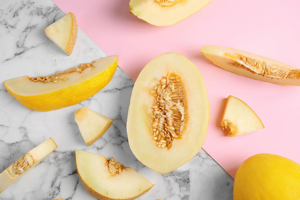 Flat lay composition with cut melon on color background - Foto, Imagen