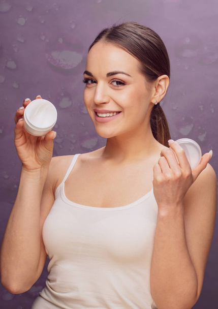 Mooie jonge vrouw gezicht portret Beauty Skin Care Concept glimlachen - Foto, afbeelding