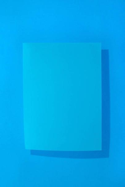 Hoja de papel azul sobre fondo azul para decoración, para diseño de texto, para plantilla
 - Foto, imagen