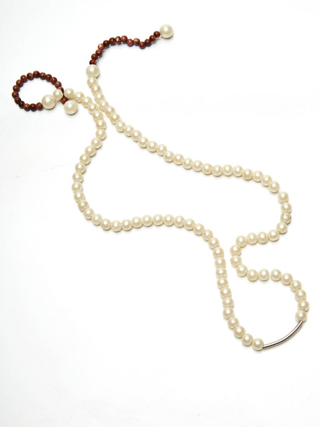 legante collar de perlas blancas aisladas sobre fondo blanco
 - Foto, Imagen