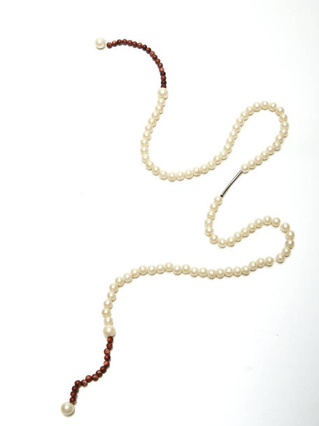 legant bílý perlový náhrdelník izolovaných na bílém pozadí - Fotografie, Obrázek