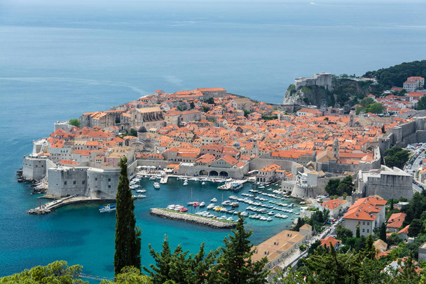 Ντουμπρόβνικ είναι μια πόλη της Κροατίας στην Αδριατική θάλασσα. Είναι ένα από τα πιο εξέχοντα τουριστικούς προορισμούς στη Μεσόγειο, ένα λιμάνι και το κέντρο του Ντουμπρόβνικ-Νερέτβα. Το 1979, η πόλη του Ντουμπρόβνικ εντάχθηκε κατάλογο της Unesco World ΧΕΡΙ - Φωτογραφία, εικόνα