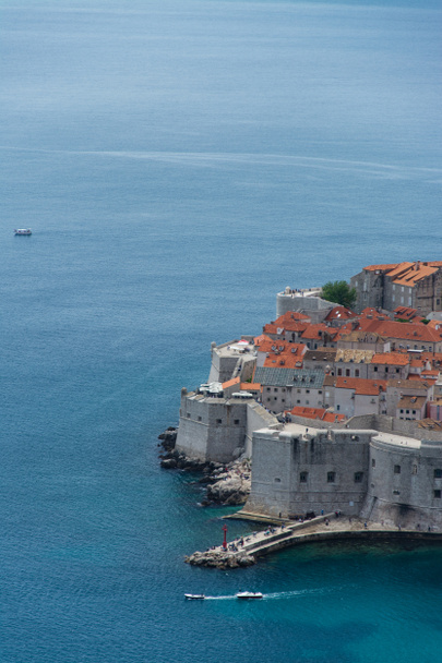 Dubrovnik ist eine kroatische Stadt an der Adria. Es ist eines der bekanntesten Touristenziele am Mittelmeer, ein Seehafen und das Zentrum der Gespanschaft Dubrovnik-Neretva. 1979 trat die Stadt Dubrovnik in die UNESCO-Liste der Welterbe ein. - Foto, Bild