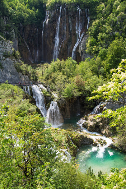Национальный парк Плитвицкие озера является одним из старейших национальных парков в Юго-Восточной Европе и крупнейшим национальным парком в Хорватии
. - Фото, изображение