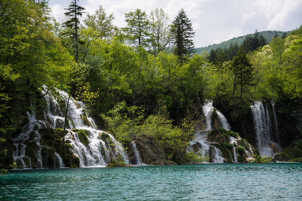 Bir Güneydoğu Avrupa'nın en eski national parks ve Hırvatistan'daki en büyük milli park Plitvice Gölleri Milli Parkı biridir. - Fotoğraf, Görsel
