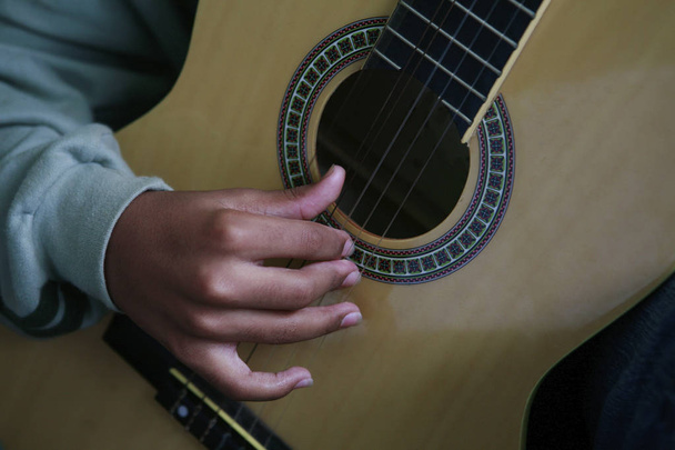 Jouer de la guitare acoustique - grand détail de prise de vue d'un guitariste mains
 - Photo, image