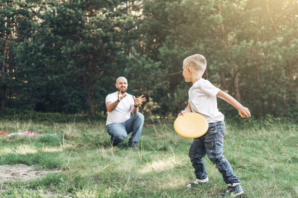 Boldog apa és fia, szórakozás, napsütéses nyári élvezi - Fotó, kép