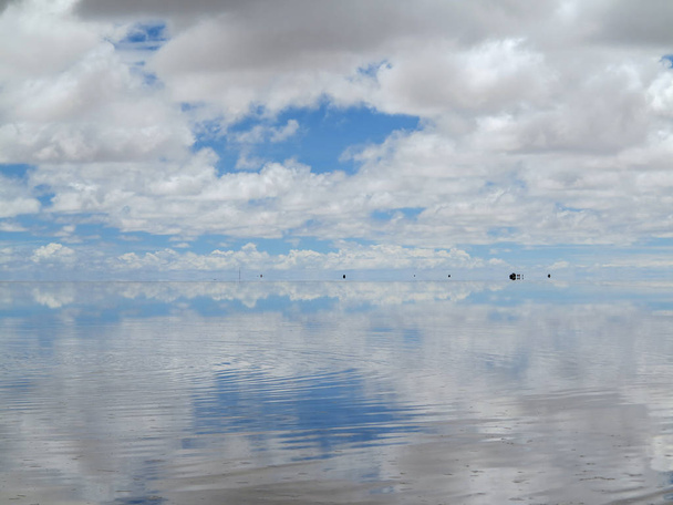 Panorama, doskonałe białe płaskie soli pustyni z niebieskiego nieba deszczu.  - Zdjęcie, obraz