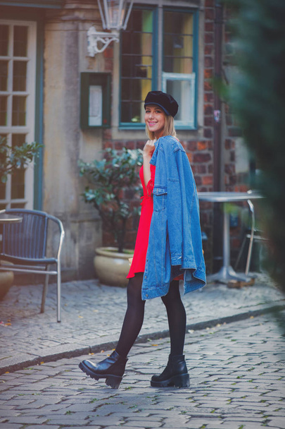 junge Dame in Jeansjacke auf der mittelalterlichen Straße von Bremen - Foto, Bild