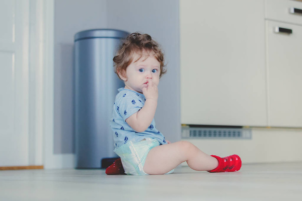 Little baby boy have a fun on a floor - Valokuva, kuva