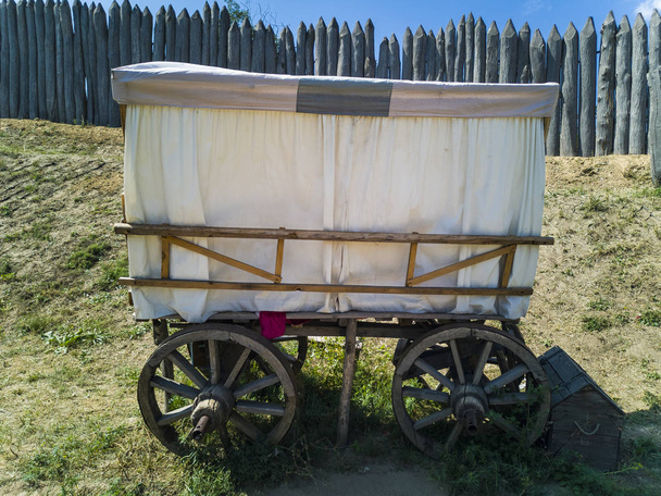 Stare drewniane wagon. Zaporozhye, Ukraina, 22 Sierpień 2018 r.. - Zdjęcie, obraz