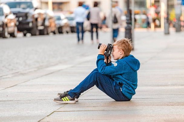 Dresden, Duitsland - 20 mei 2018: portret van een jonge jongen met camera foto's op straat - Foto, afbeelding