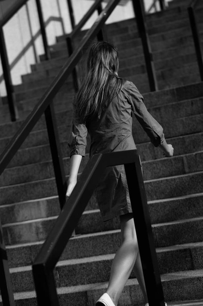 Μαύρο άσπρο φωτογραφία από ένα κοντινό πλάνο από το σώμα ενός κοριτσιού σε μια μοντέρνα εικόνα - Φωτογραφία, εικόνα