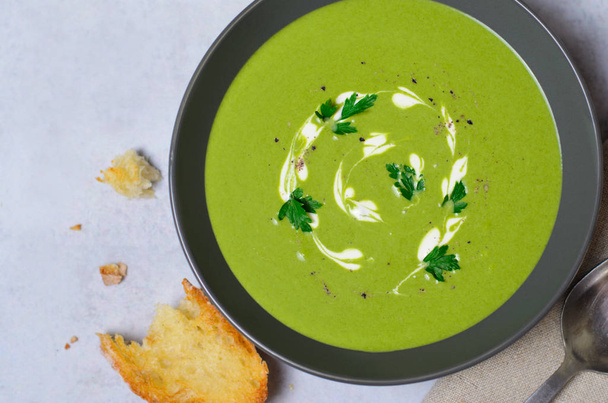 Spenót leves, egy tál, felülnézet, vegetáriánus étel - Fotó, kép