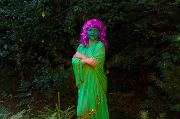 A green witch in the forest at dusk. - Fotografie, Obrázek