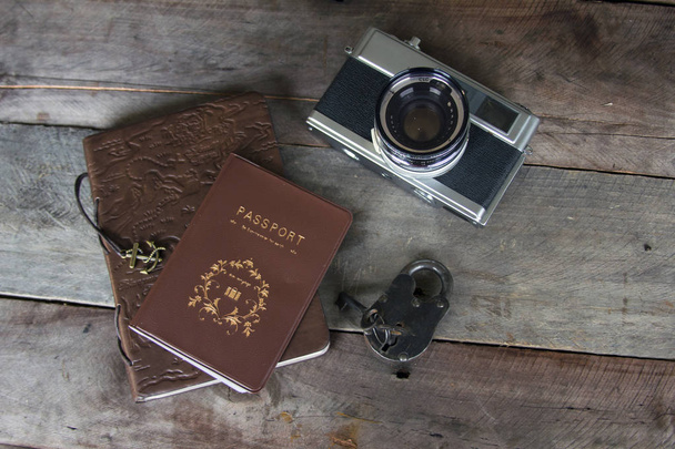 Ταξίδια Vintage, φωτογραφική μηχανή και διαβατήριο  - Φωτογραφία, εικόνα