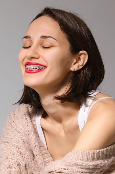 Happy smiling lady showing her teeth with braces - Zdjęcie, obraz